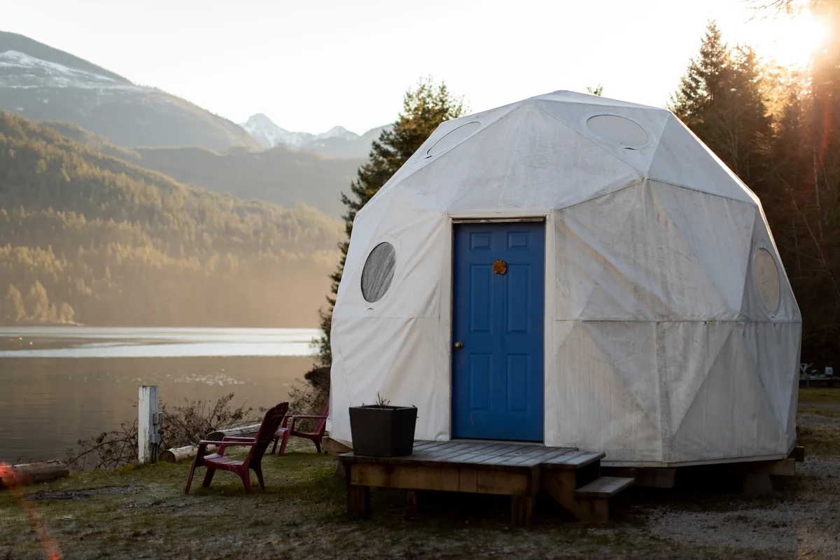 Glamping along the shoreline of Sechelt Inlet at the Backeddy Resort and Marina (@backeddyresort).